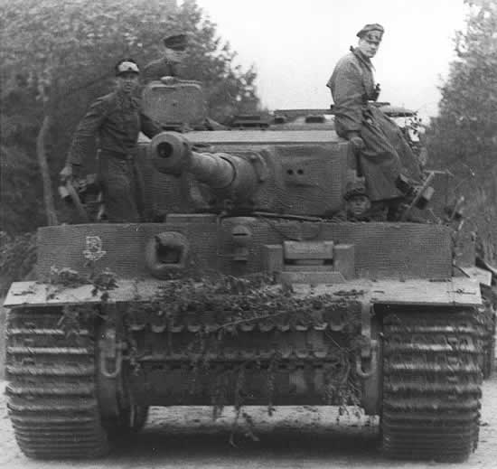  1 KİNG TİGER 4 SHERMAN TANKI ALIRMI?