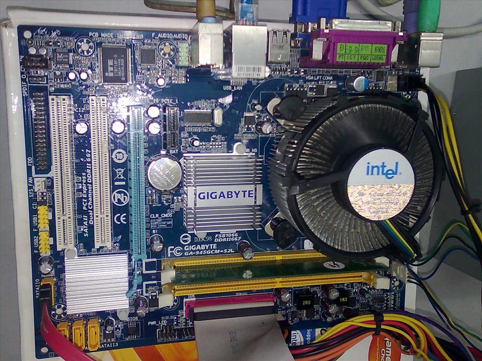  SATILIK ANAKART Gigabyte GA-945GCM-S2L - İŞLEMCİ Core2 Duo E7200 2.5000Mhz 3mb cashe