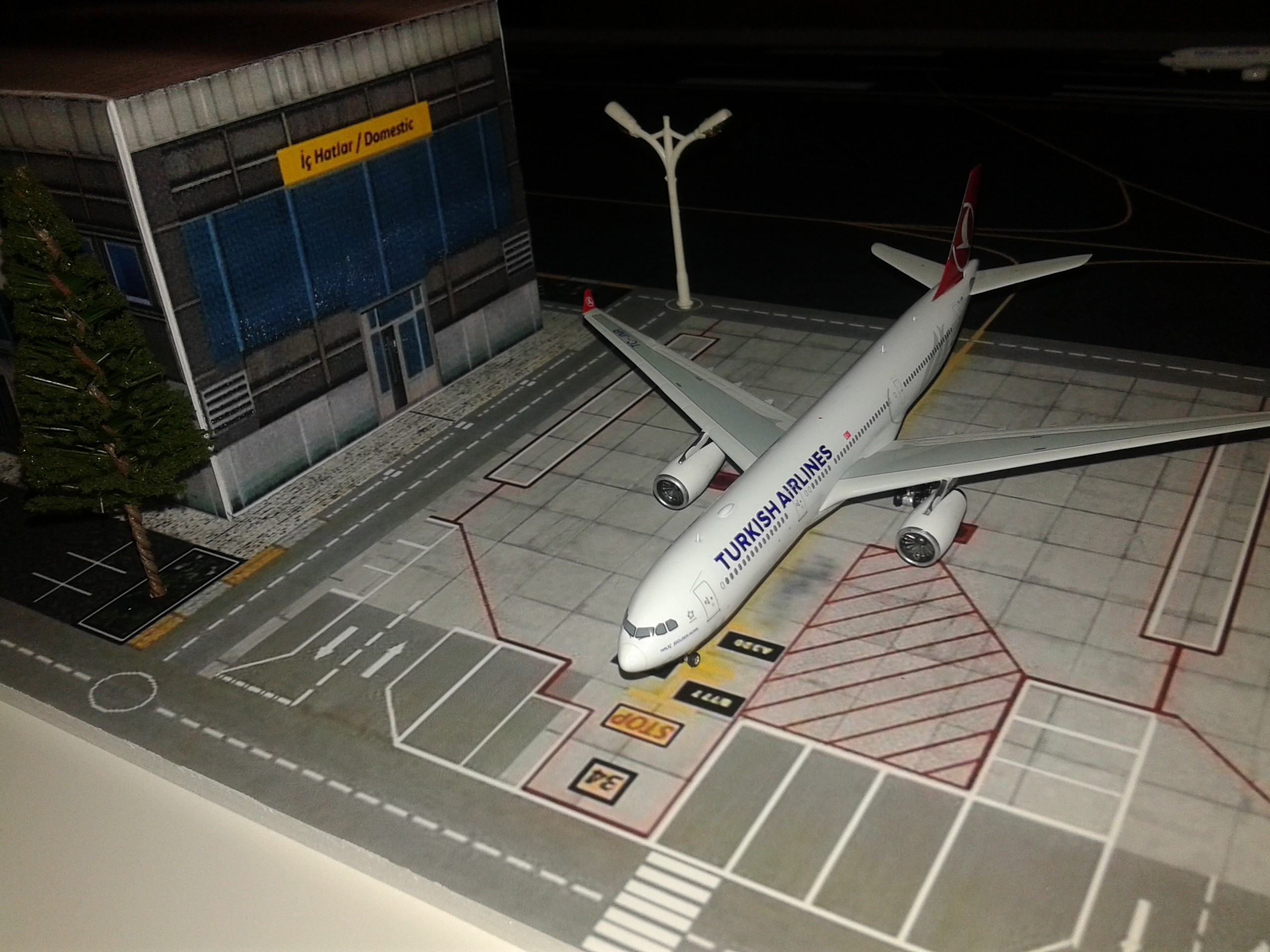  THY 1/400 Mini Airport Diorama