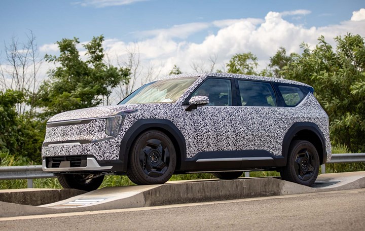 Kia'nın yeni elektrikli SUV modeli EV9'dan ilk resmi görseller geldi