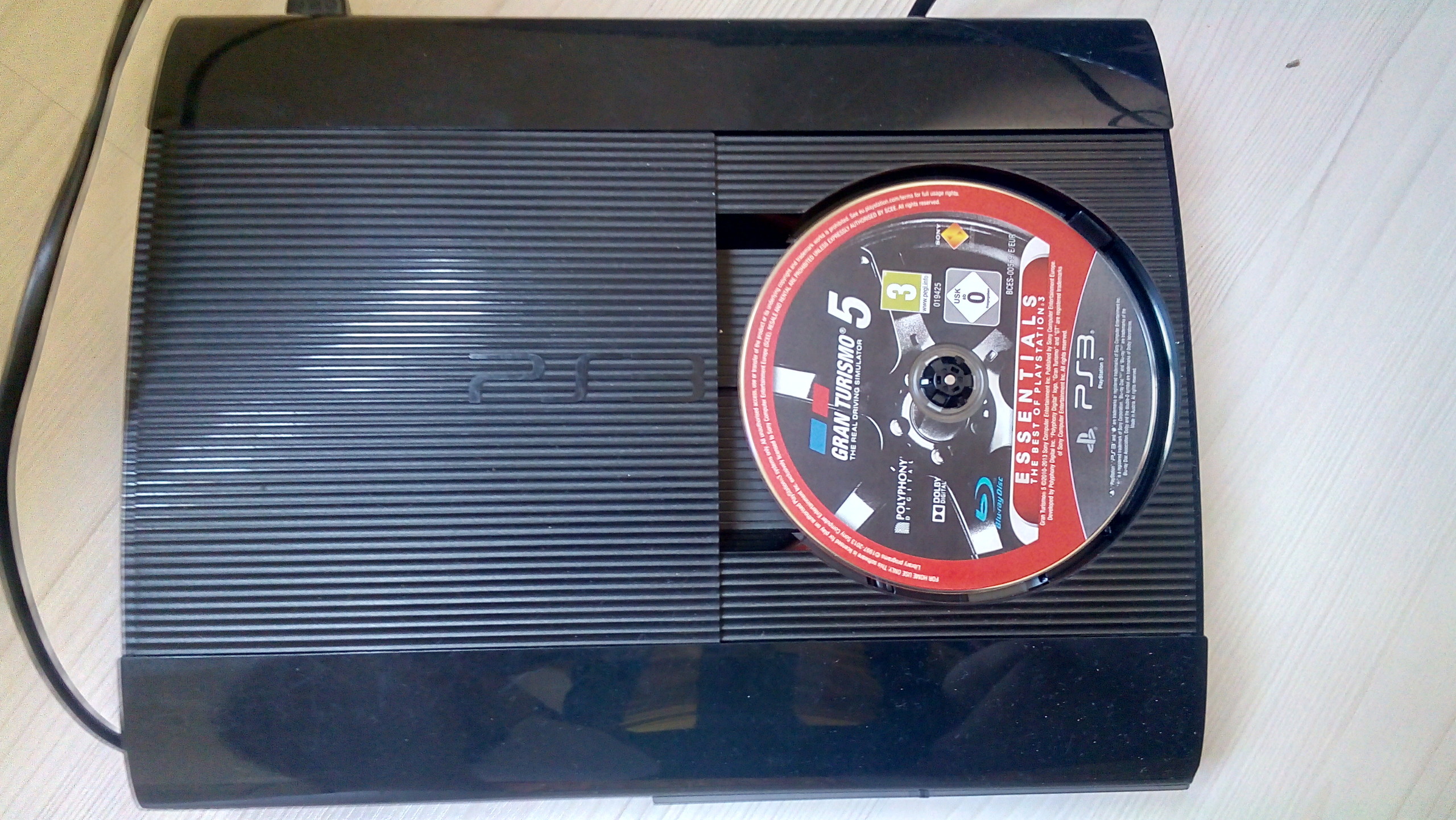  Satılık 500 gb superslim ps3 + 2 kol(1i arızalı) + 1 oyun