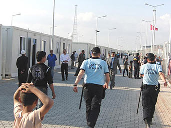  Suriyeli sığınmacılar polise saldırdı !