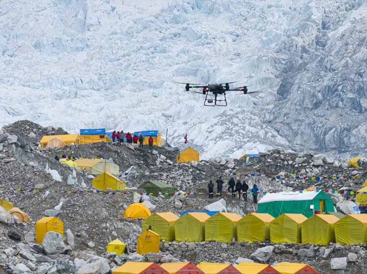 Everest Dağı'nda dünyanın ilk drone teslimatı yapıldı