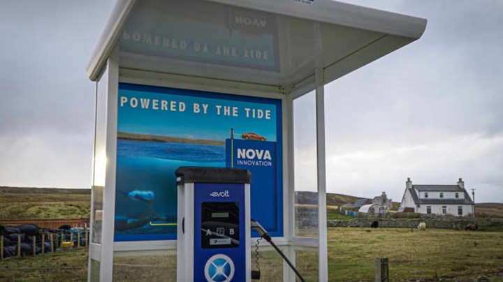 İskoçya’da gel-git enerjisinden elde edilen elektrikle çalışan otomobil şarj istasyonu açıldı