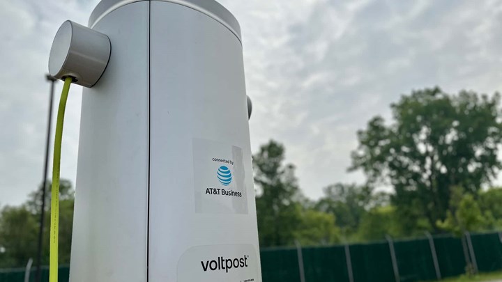 Voltpost, sokak lambalarını elektrikli araçlar için şarj istasyonuna dönüştürüyor