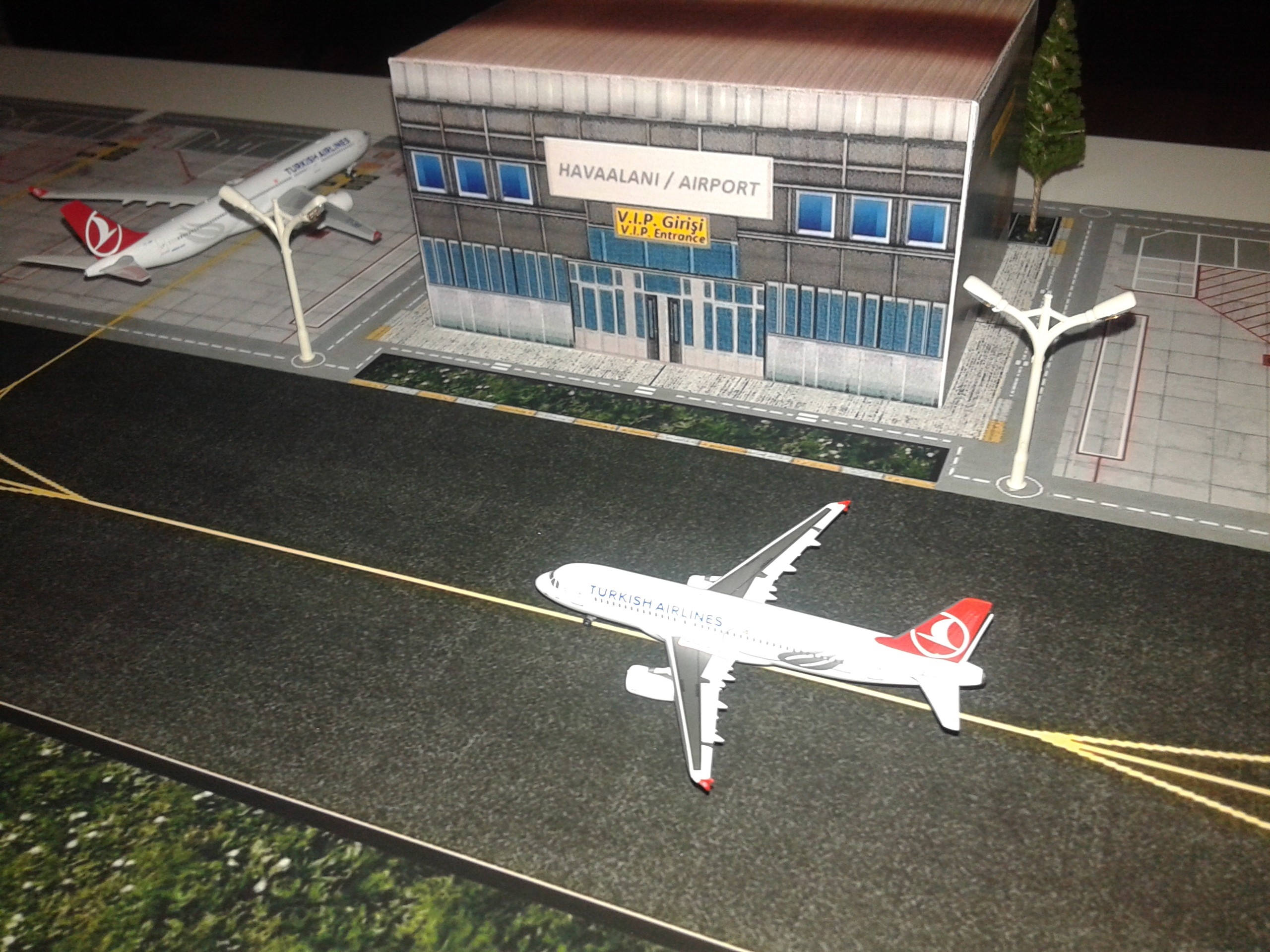  THY 1/400 Mini Airport Diorama