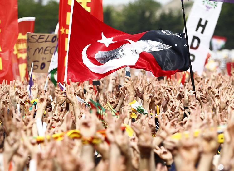  HDP Mitinginde Türk Bayrağı ve Atatürk Resimleri