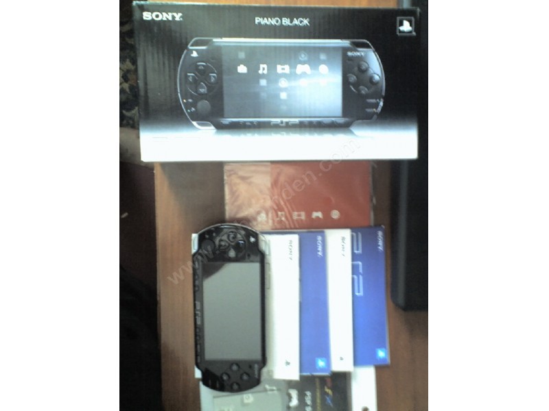  PSP SLİM PİANO BLACK + 4GB KART + kulaklık + 1 ADET UMD OYUN = 260YTL