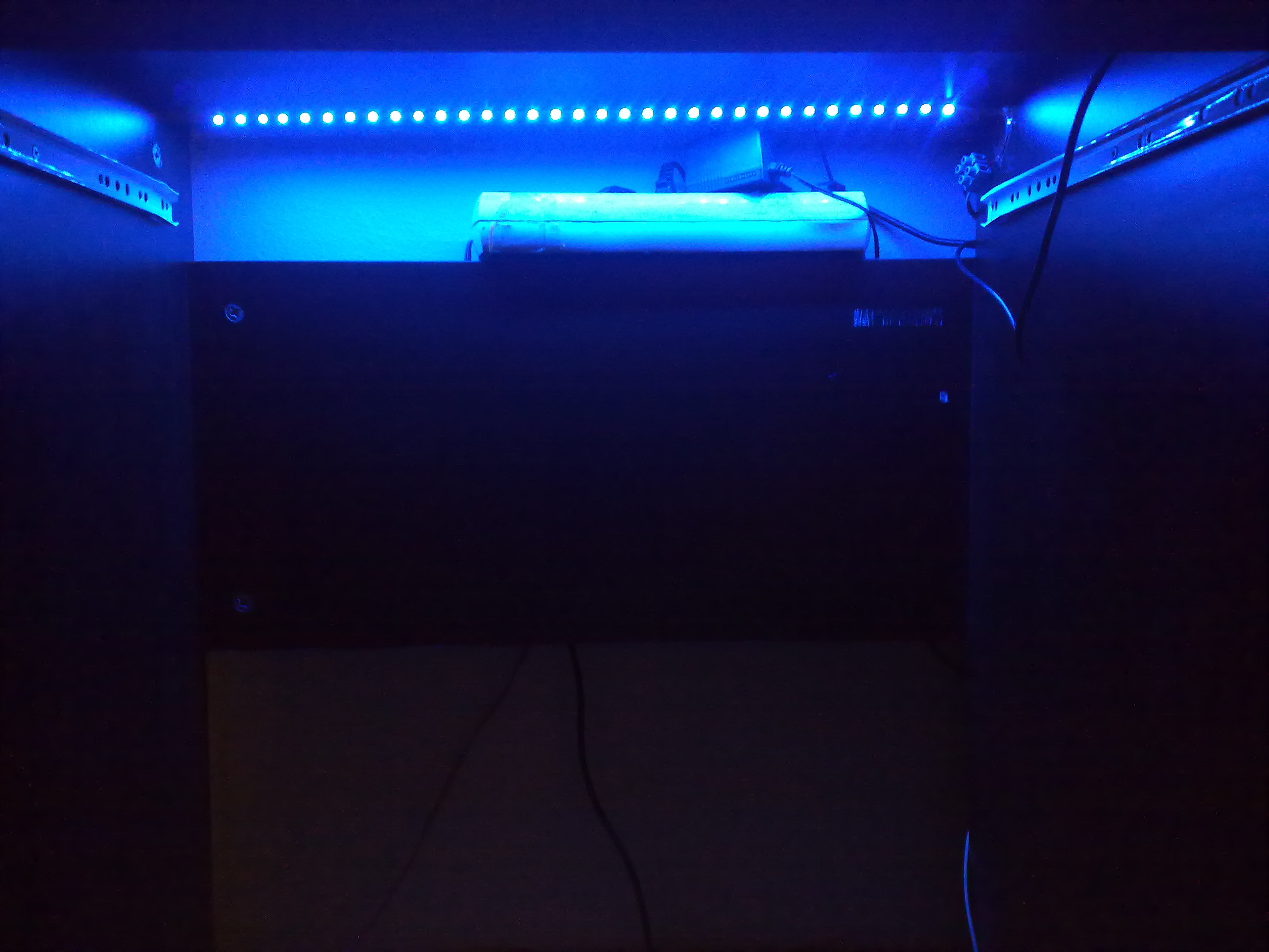  mütevazı bigisayar masası ışıklandırmam(mavi şerit led)(video eklendi)