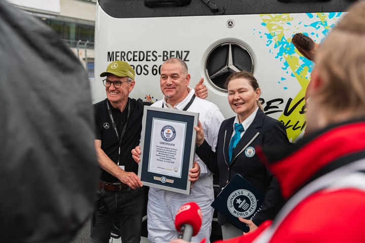 Mercedes'in elektrikli çekicisi geri geri sürüş rekoru kırdı: Tam 124.7 kilometre