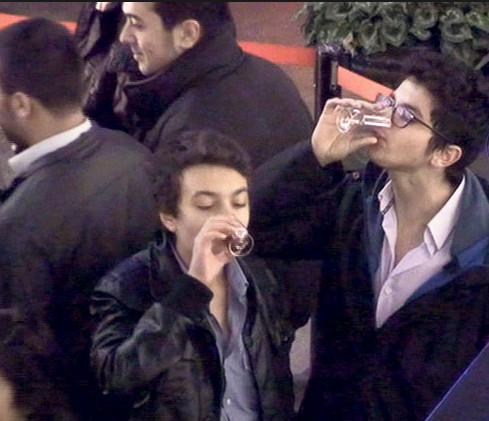  Neden cola içene özenti denmez de alkol alana özenti denir