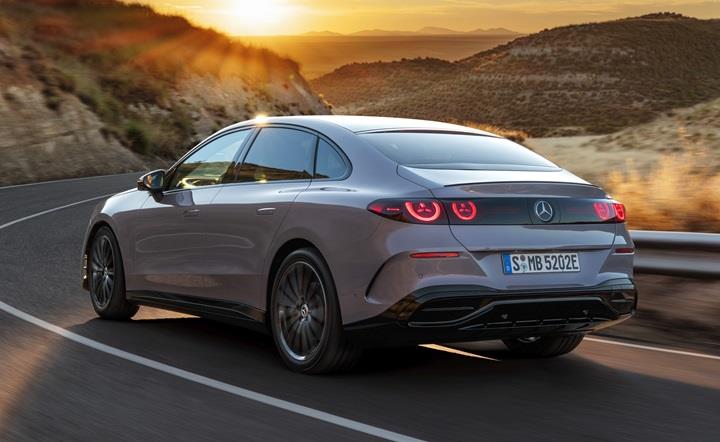 Mercedes ilk tamamen elektrikli C-Serisi'ni tanıttı: 762 km menzil, 39 inç dev ekran