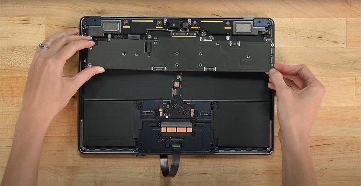 M2 çipli MacBook Air'da ivmeölçer sürprizi