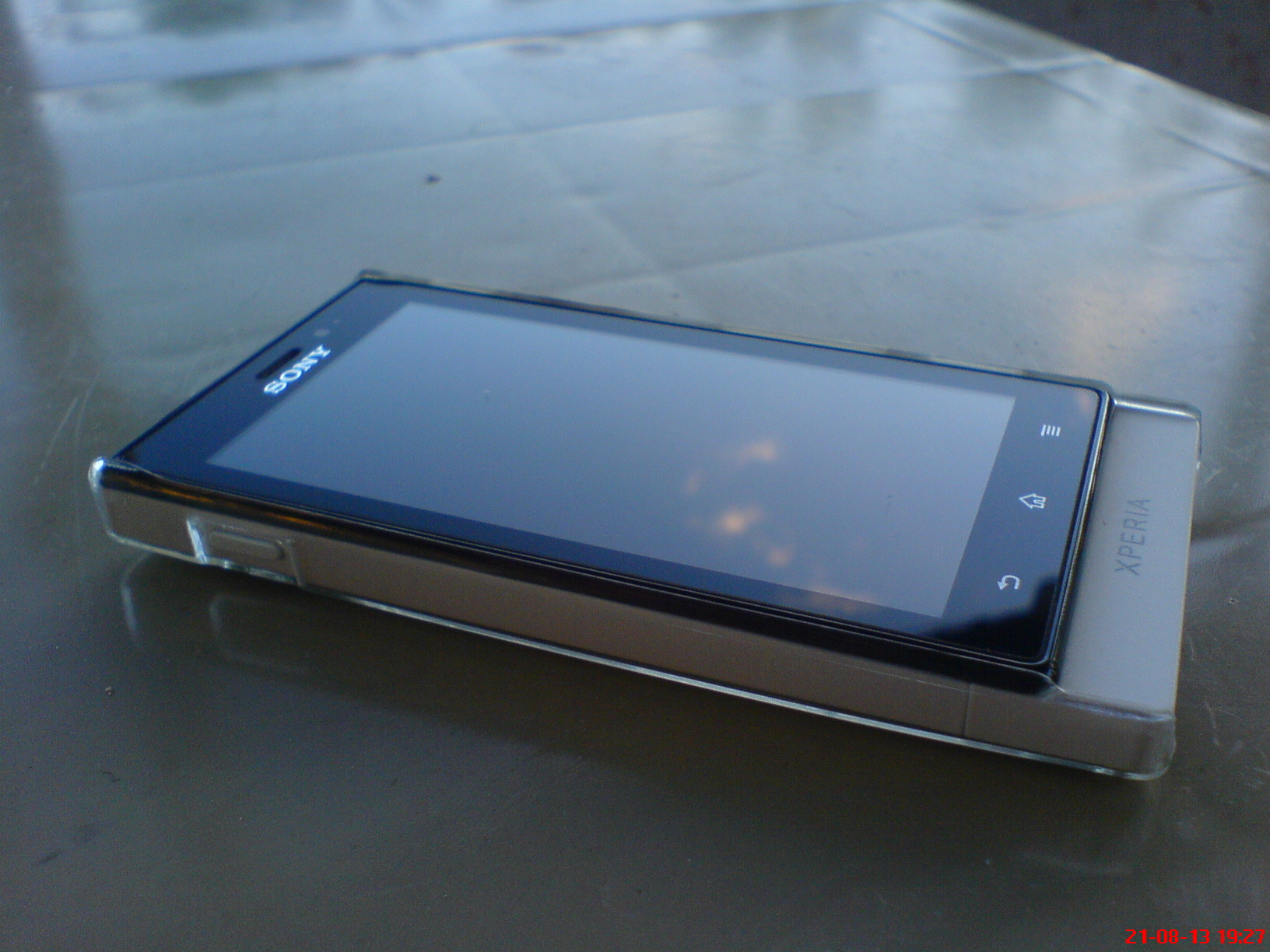  Xperia Sola şeffaf sert kılıf