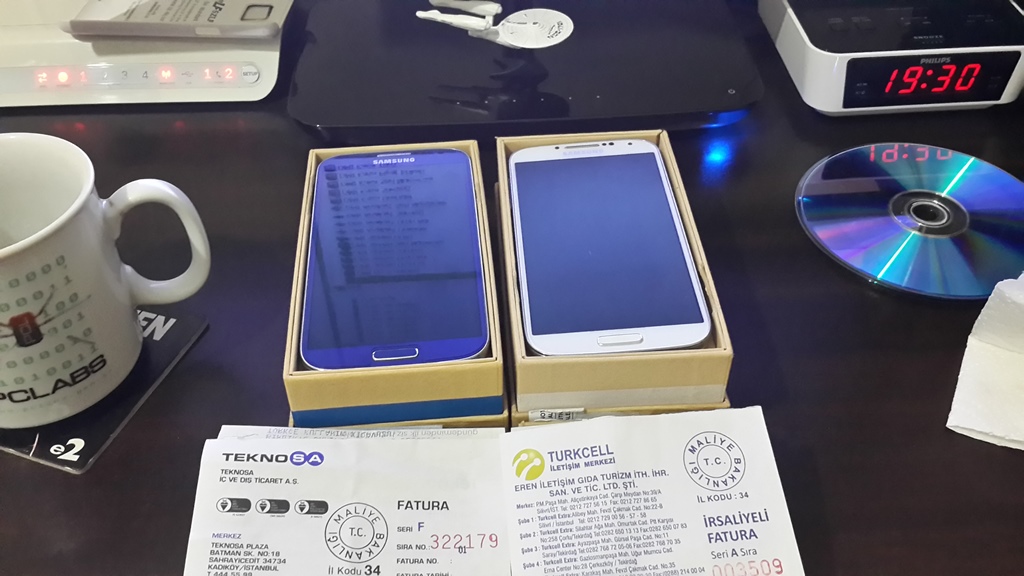  2 Adet Galaxy S4 I9500, 1 adet Mavi, 1 Adet Beyaz