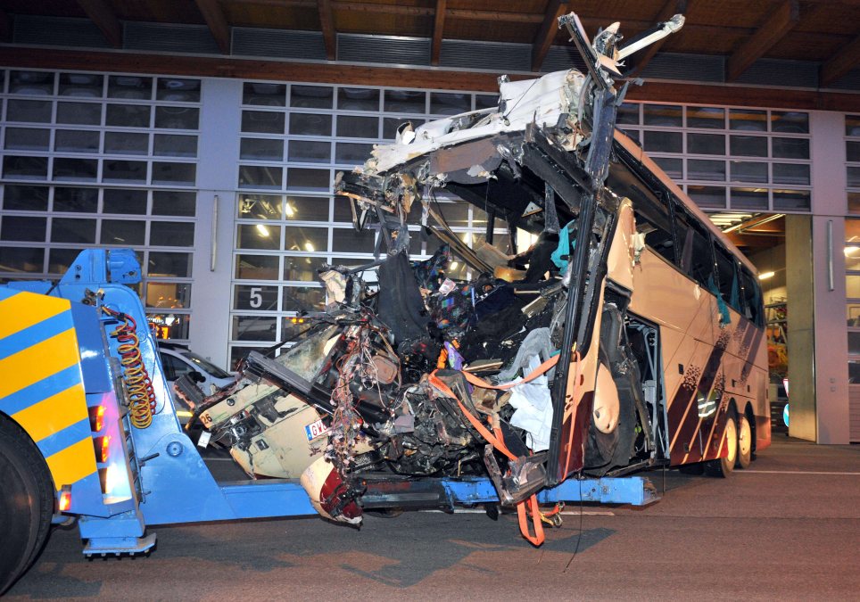 Bus crash. При аварии на транспорте в Швейцарии.