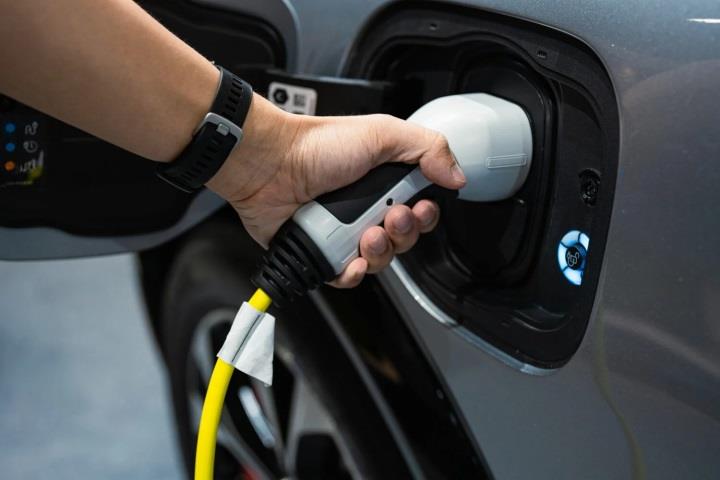 Elektrikli araçlar resmi tahminleri yıktı geçti: Sürücüler EV’leri sevdi