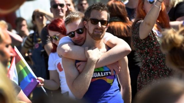 Avustralya'nın %61'i eşcinsel evliliğe "Evet" dedi