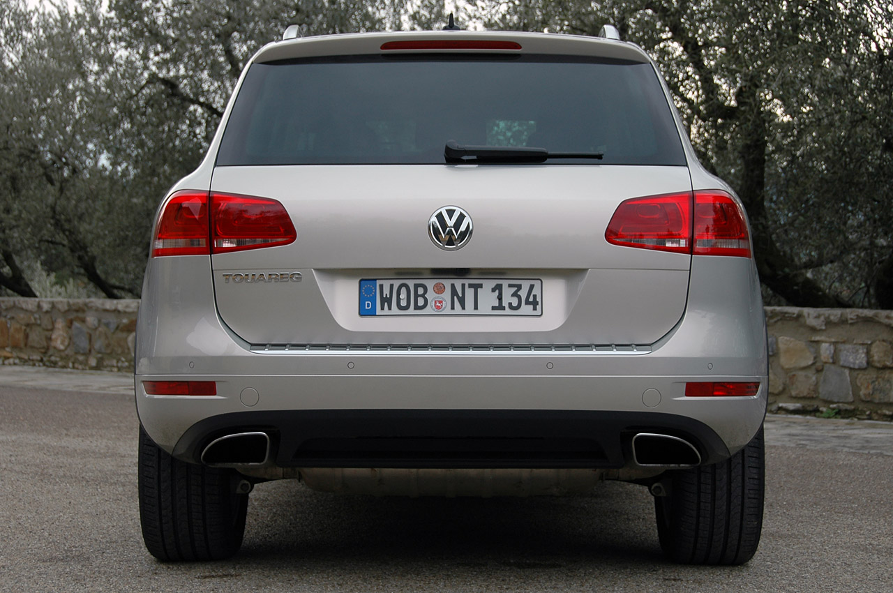 Туарег 2011. Volkswagen Touareg белый сзади. Touareg 2011 год сзади. Туарег четкий зад.