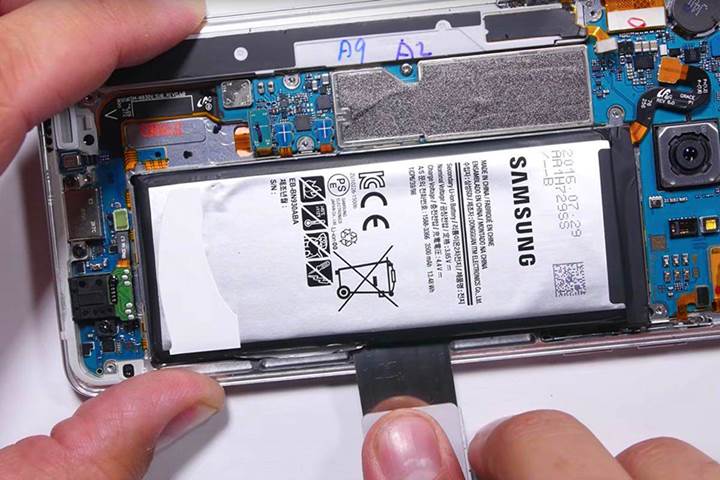Samsung'a yakın bir kaynak Galaxy Note 7'nin patlama sebebini açıkladı