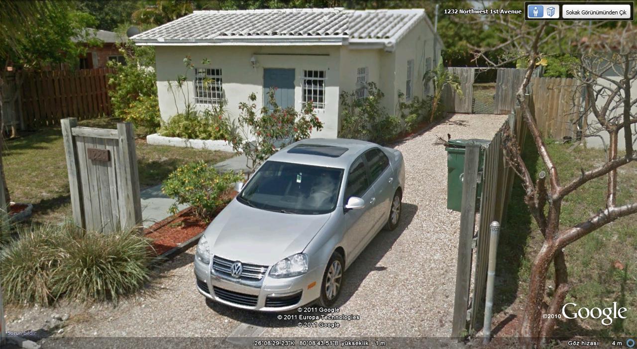  Google Earth ile amerika ve londra sokaklarındaki arabalar.