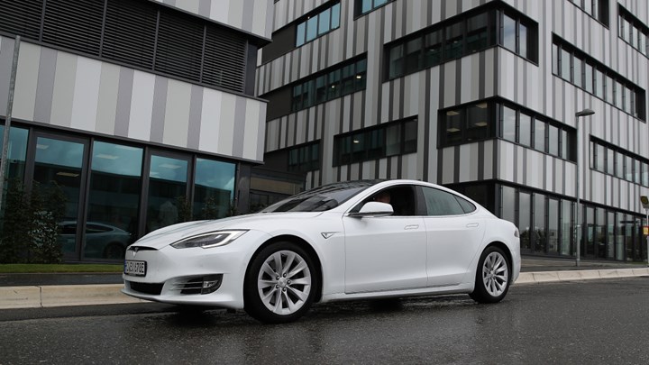 Yeni Tesla güncellemesi, otomobilleri dünyanın en pahalı megafonuna dönüştürüyor