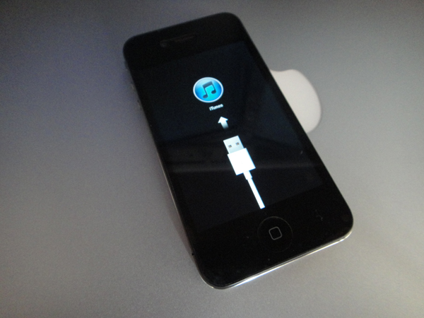 iPhone 4S Güncelleme Hatası Sonrası DFU Modda Kaldı !