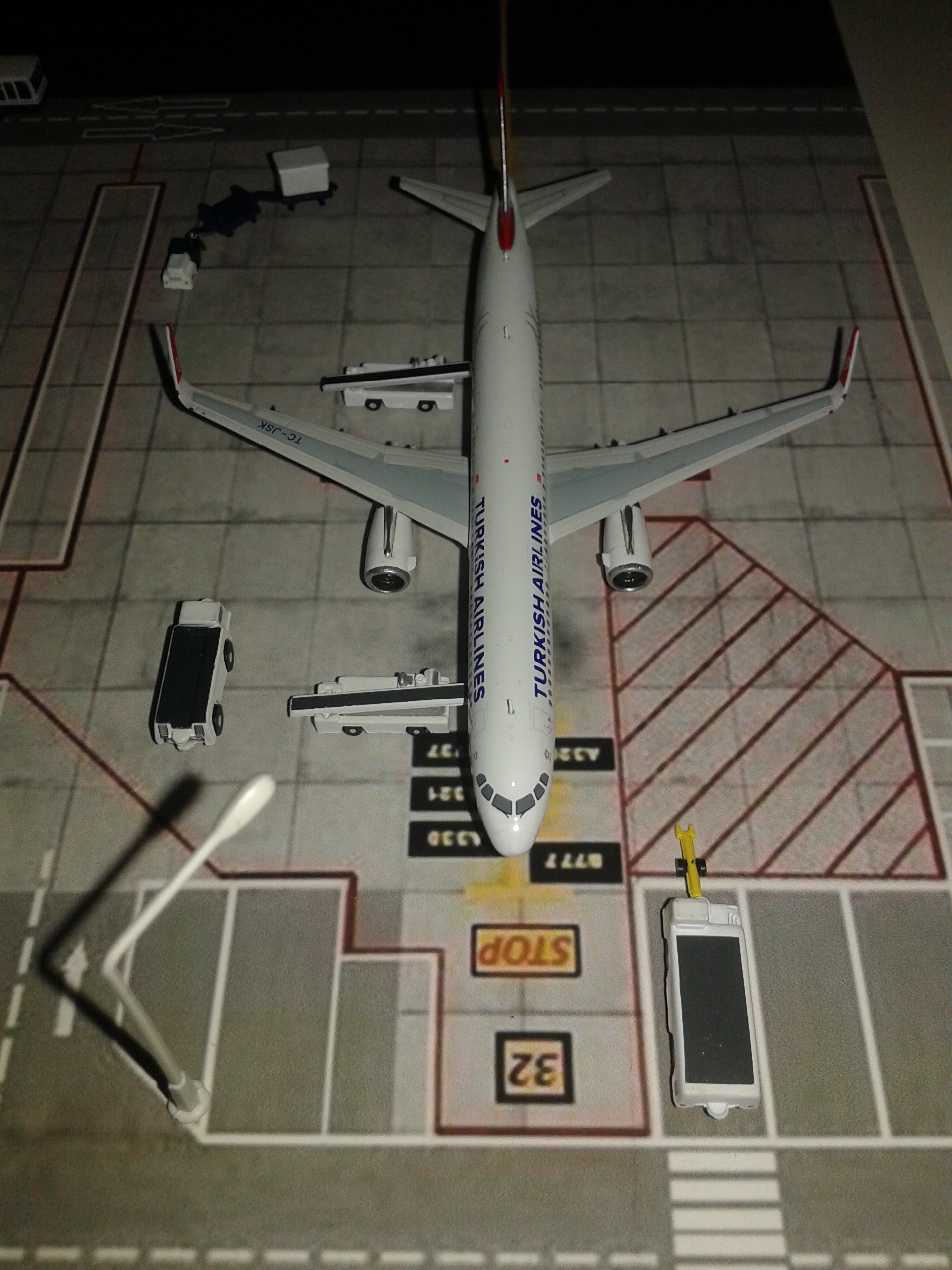  THY 1/400 Mini Airport Diorama