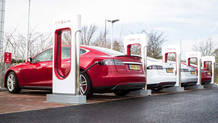 Tesla, Supercharger'larda sıra kavgasını sona erdirecek özelliği kullanıma sunuyor