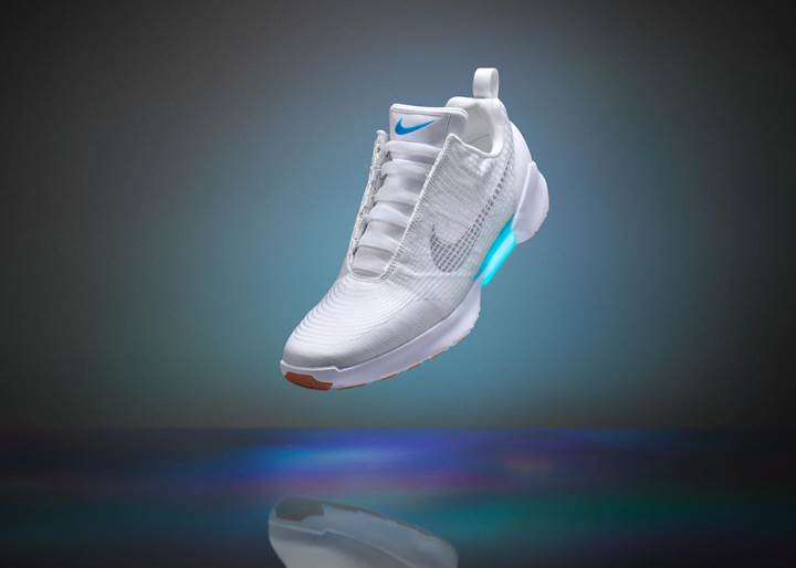 Nike'ın otomatik bağcıklı spor ayakkabısı HyperAdapt satışa çıkıyor