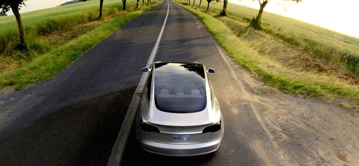 Tesla Model 3 güneşte kendini şarj edebilecek