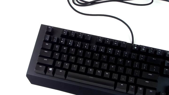 Razer Blackwidow X Chroma mekanik klavye test masamızda!