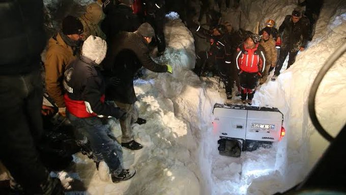 Van'da çığ altında kalanları arayan ekibin üzerine de çığ düştü. 41 ölü