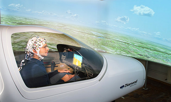 Alman bilim insanları, simülatör ortamında beyin sinyalleriyle uçak kullanmayı başardı