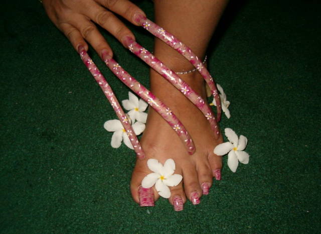  işte en uzun tırnaklar :D:D:D