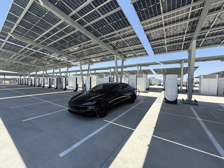Tesla, güneş enerjisiyle çalışan şebekeden bağımsız ilk şarj istasyonunu hizmete açtı