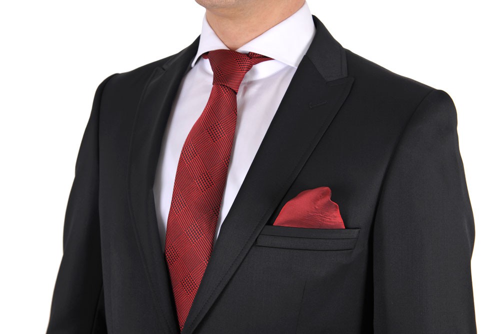На черной костюм красные галстук