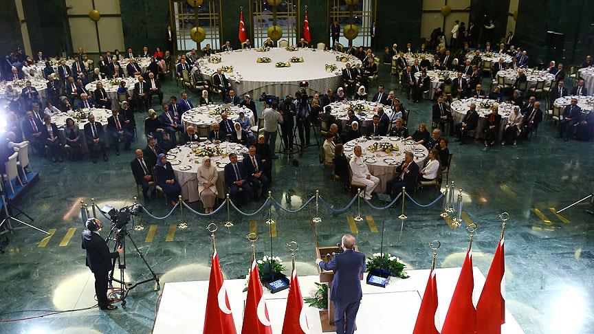 Cumhurbaşkanı Erdoğan'dan  380 kişiye külliyede iftar yemeği