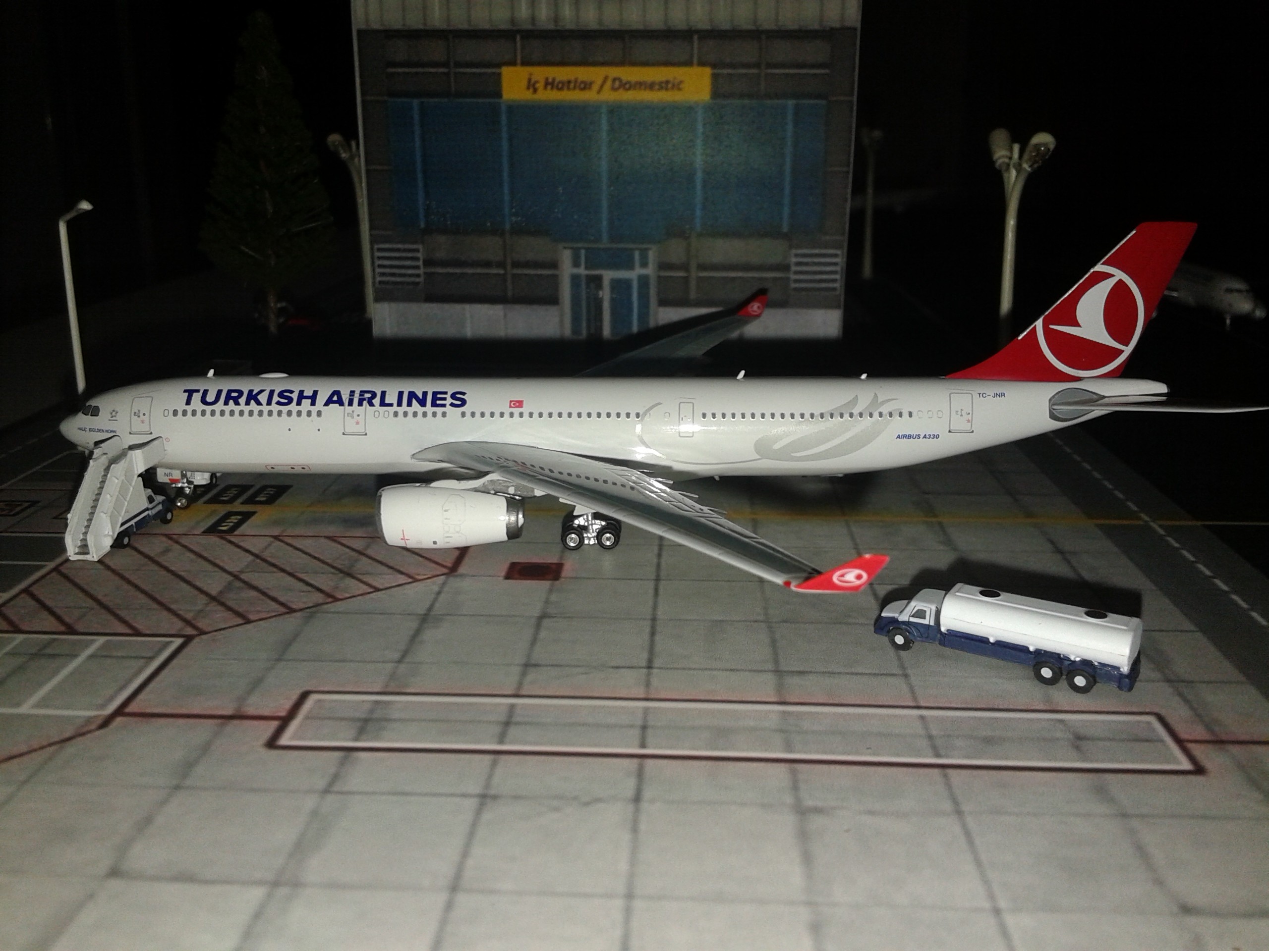  THY 1/400 Mini Airport Diorama