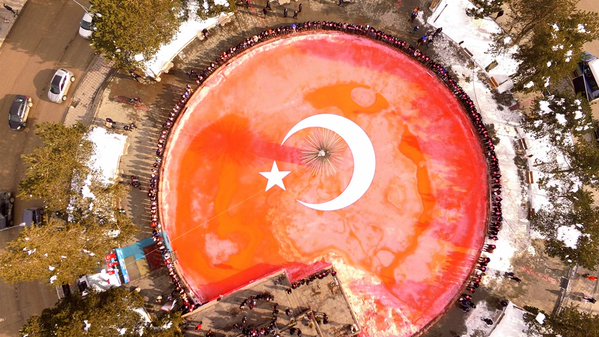  Erzurum'da Şehitler için buzdan Türk Bayrağı...