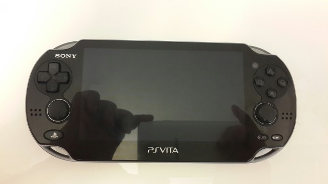  Sony PS Vita WiFi + 4GB Hafıza Kartı + Uncharted Golden Abyss