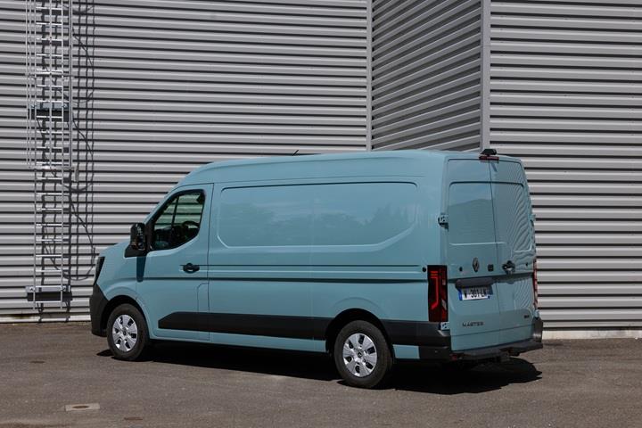 Yeni elektrikli Renault Master tanıtıldı: Değişen batarya kimyasıyla daha hızlı şarj