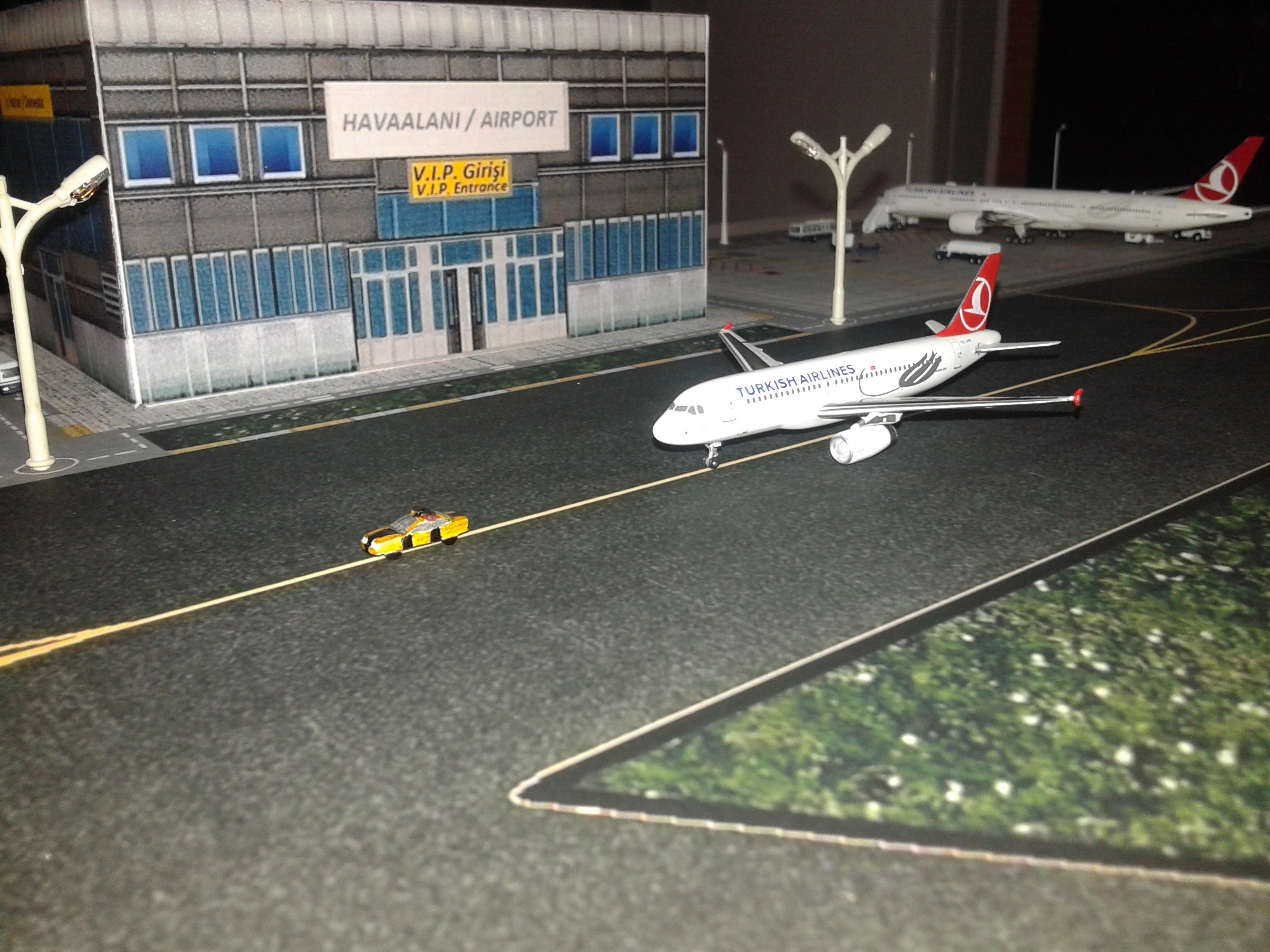  THY 1/400 Mini Airport Diorama