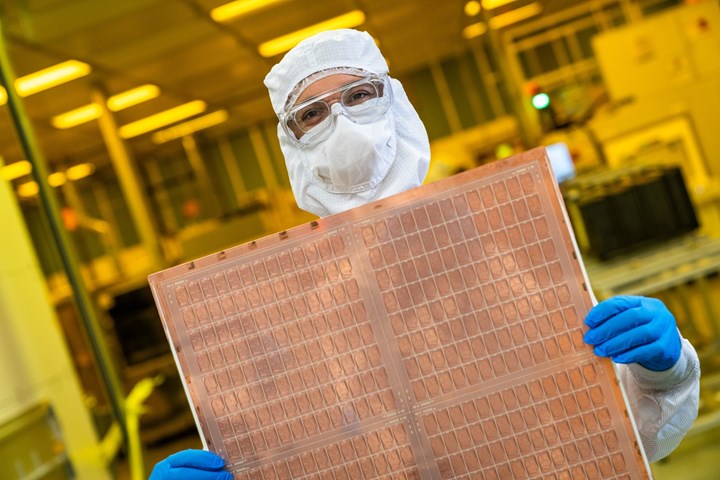 Söylentilere cevap: Intel, cam alt tabaka planlarını iptal etmedi