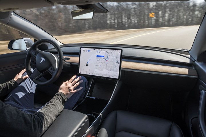 Tesla'dan kovulan teknisyen konuştu: Otopilot güvenli değil