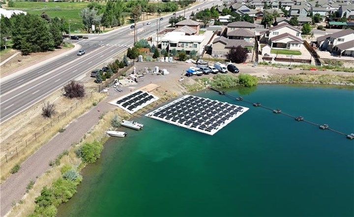 Su üstünde güneşi takip eden güneş panelleri ile yüzde 20 daha fazla elektrik üretiliyor