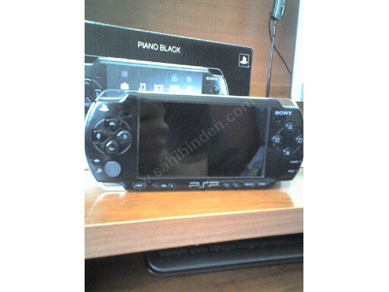  PSP SLİM PİANO BLACK + 4GB KART + kulaklık + 1 ADET UMD OYUN = 260YTL