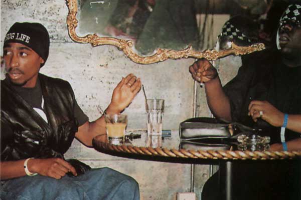  2pac'ın hala geri gelmesini bekliyorum 7.7.2014 bekliyorum