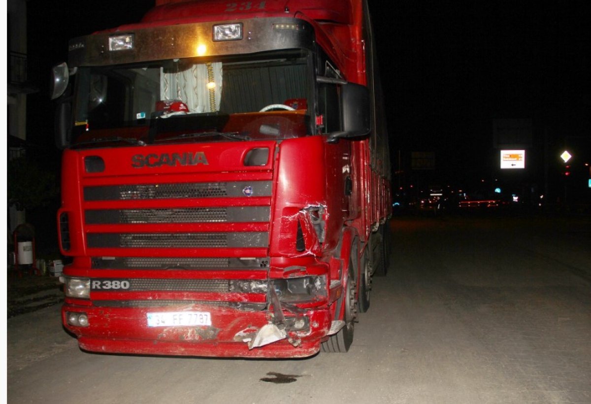 Scania ve Bir Otomobilin Çarpışma Anı. Sizce Kim Suçlu? (2 Ölü)