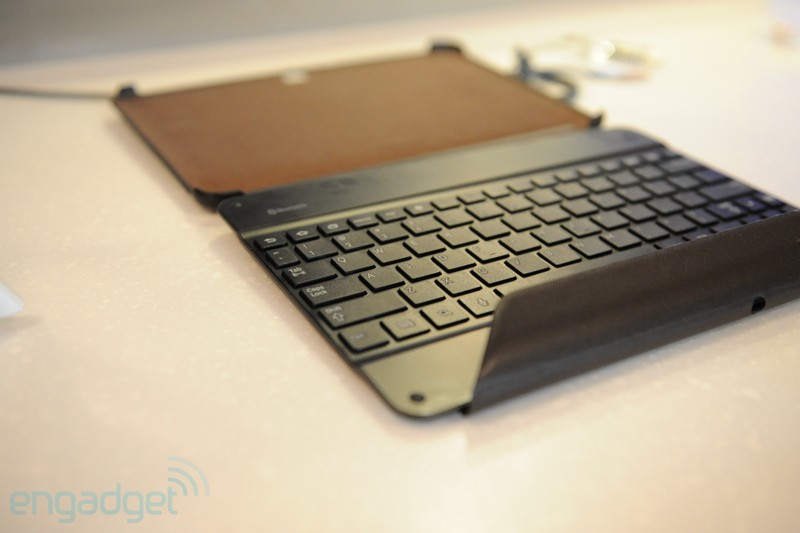 Logitech'den Galaxy Tab 10.1 için klavyeli kılıf